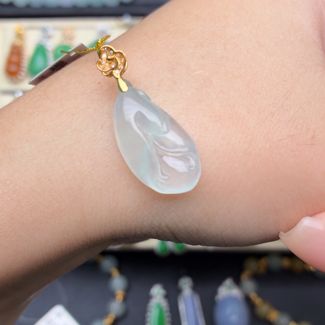 翡翠18K金镶嵌颈饰