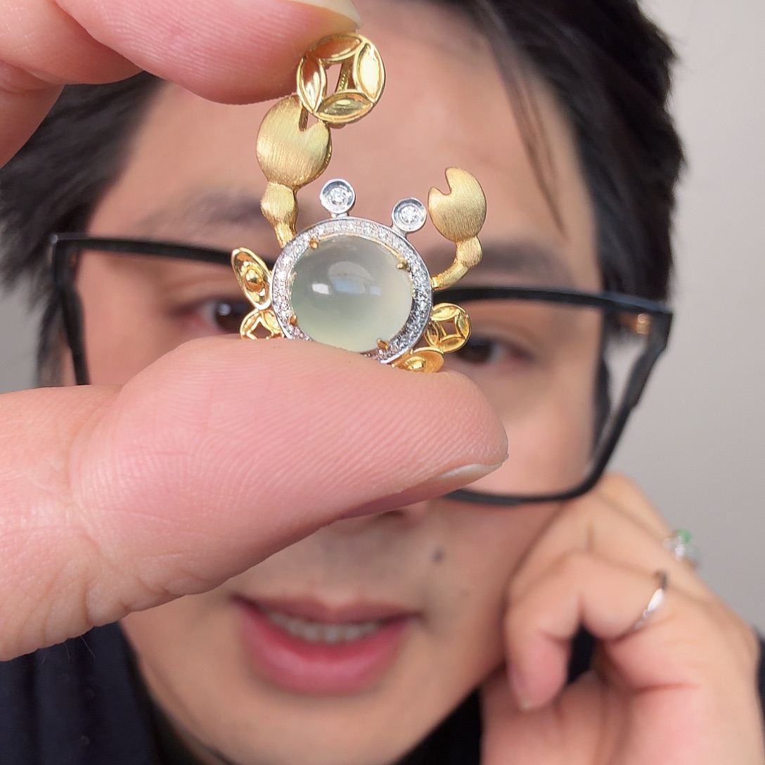 不***猫翡翠18K金镶嵌颈饰一件