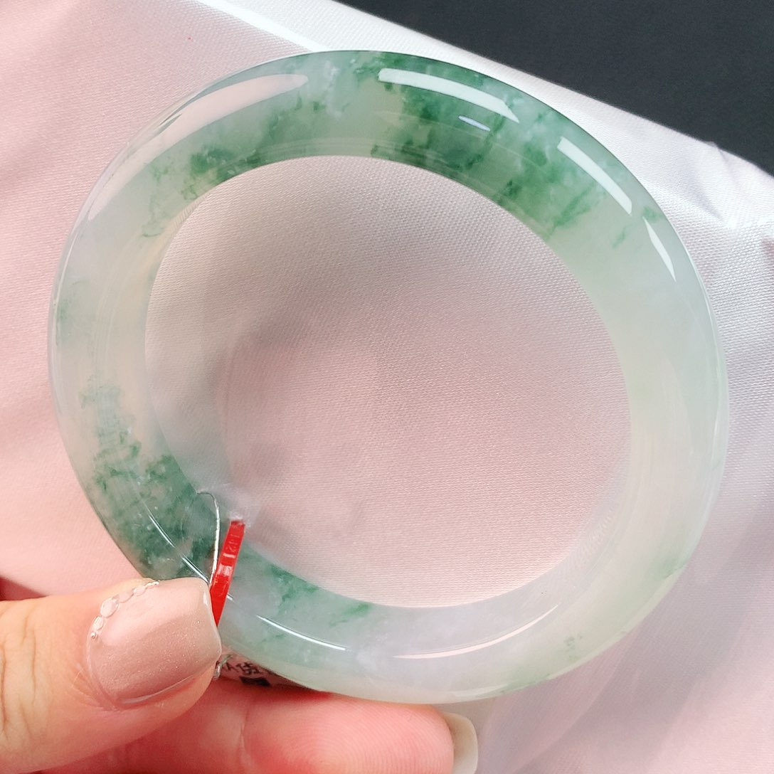 翡翠手镯未镶嵌55圈