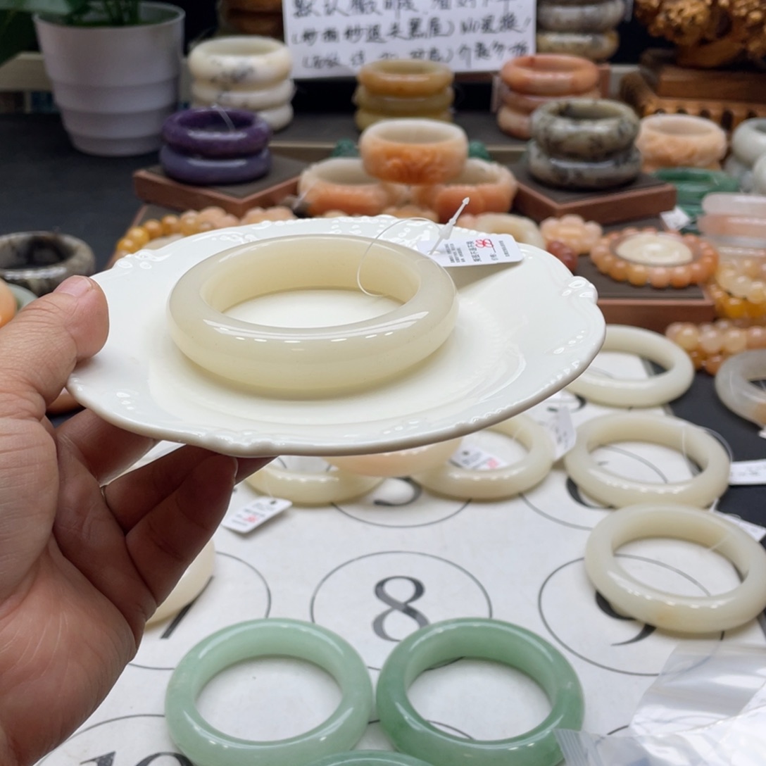 ****石英岩玉未镶嵌手镯