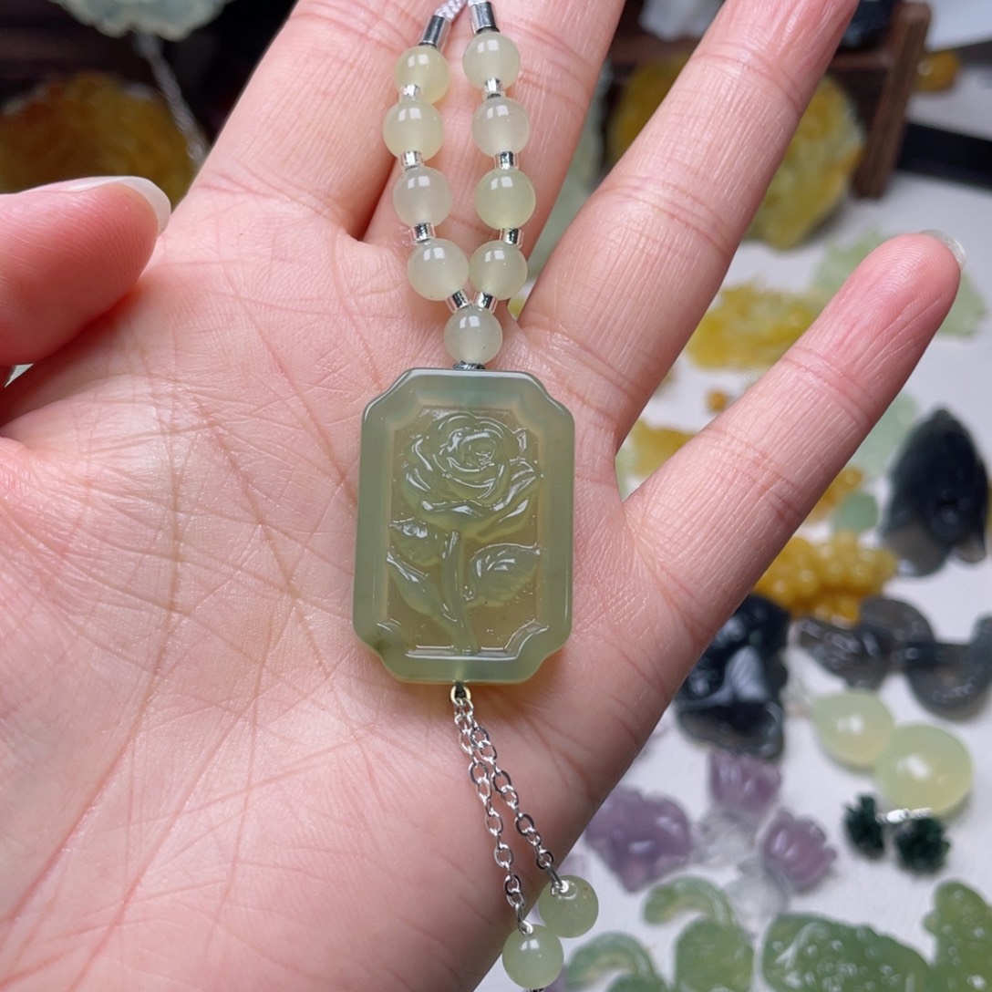 蛇纹石玉颈饰未镶嵌