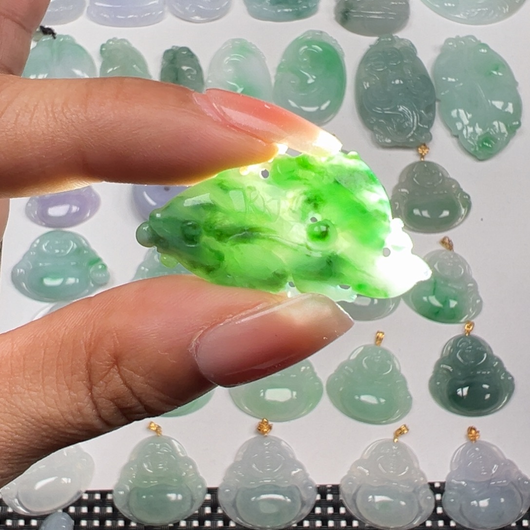 翡翠未镶嵌颈饰糯冰种锦鲤