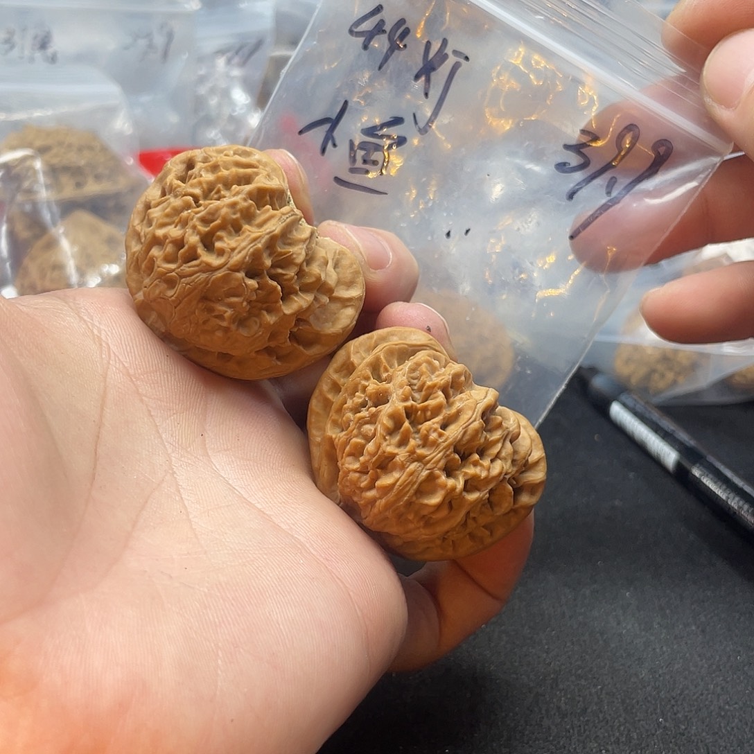 小***鱼文玩核桃把件宫灯
