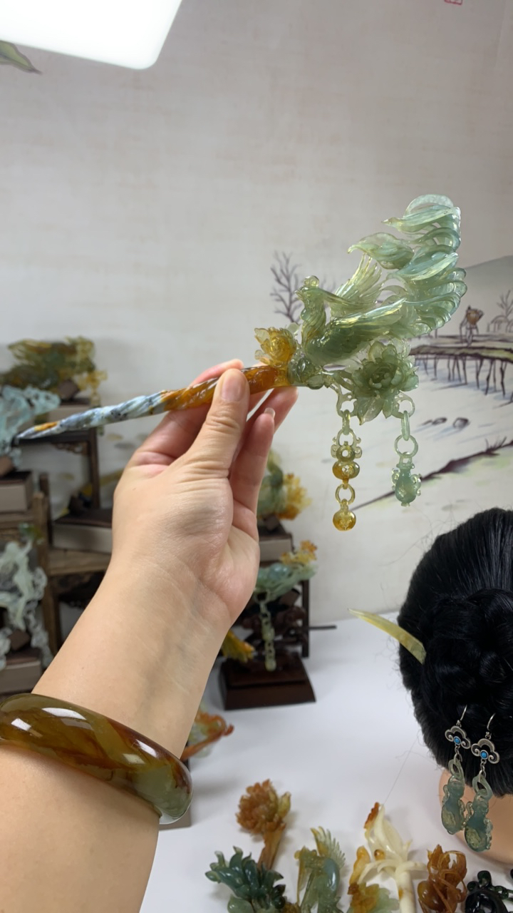 岫玉～至尊凤戏牡丹发簪。选用玉石王花玉料子。精工雕琢。不议价。