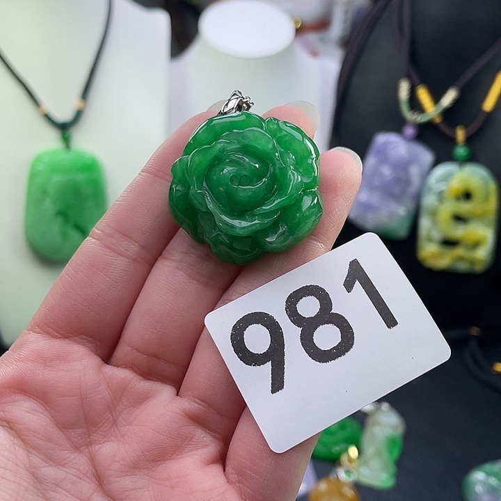 翡翠未镶嵌吊坠(赠链)