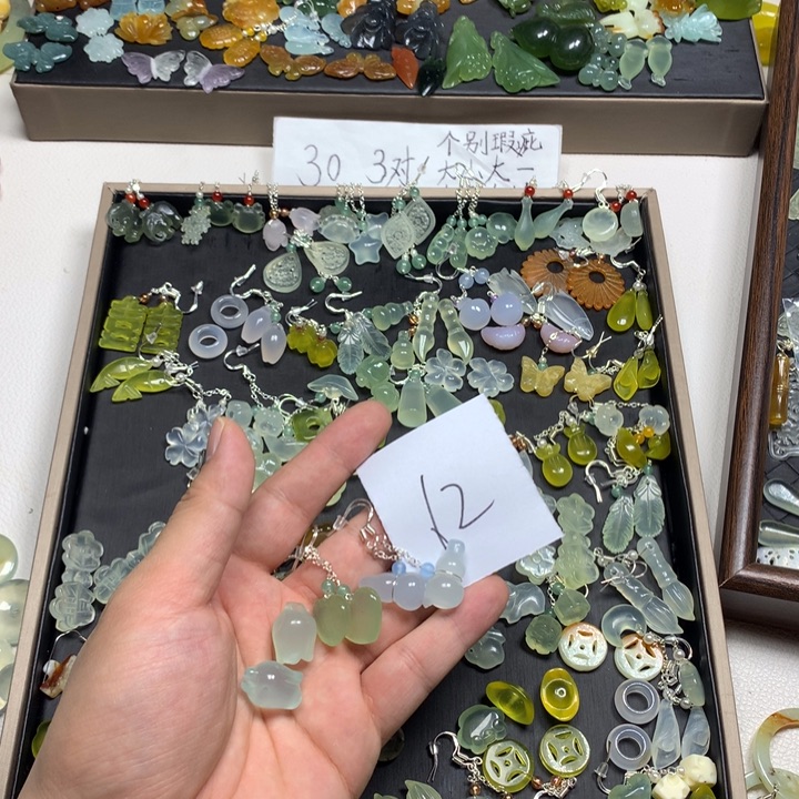 点***痣蛇纹石玉合金耳钉