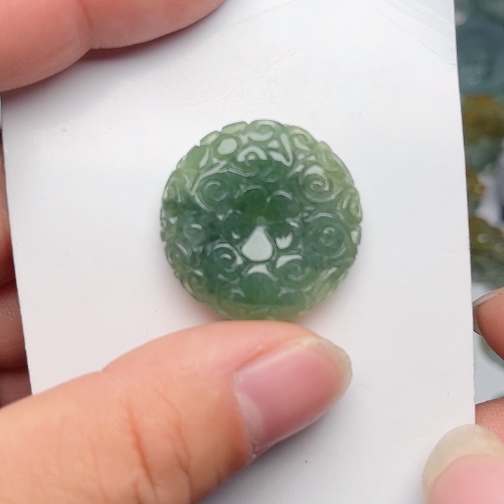 翡翠颈饰未镶嵌雕花平安扣