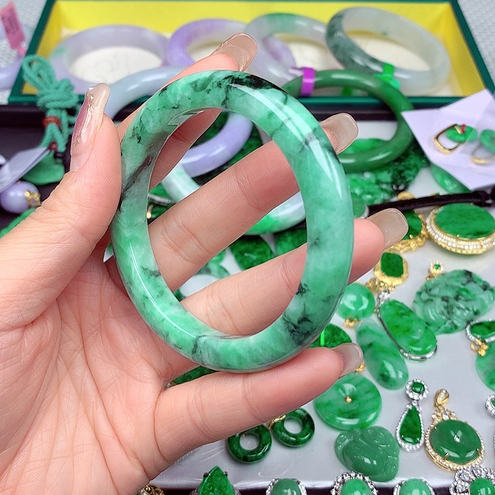翡翠手镯未镶嵌翡翠