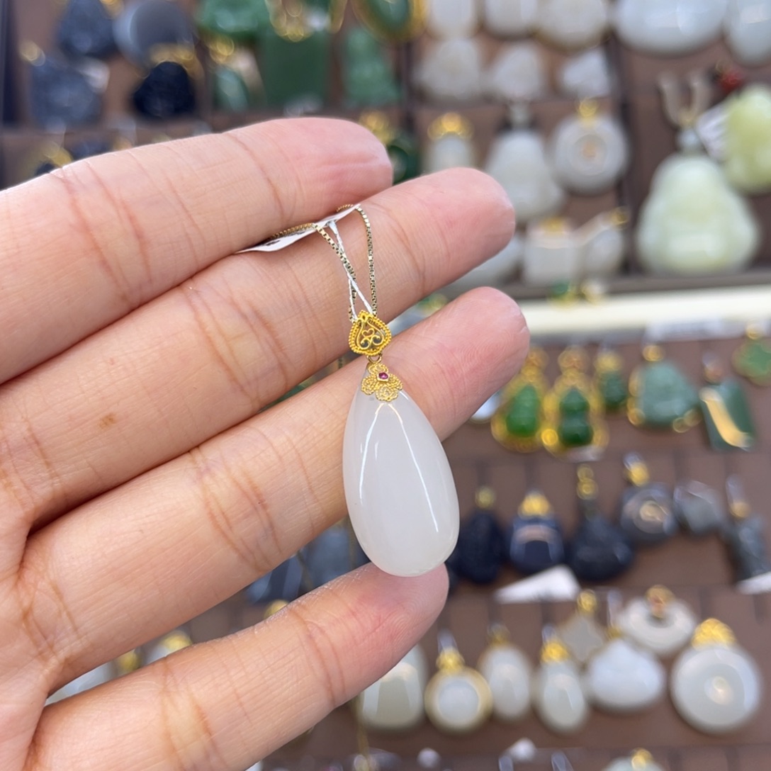 和田玉吊坠18K金镶嵌