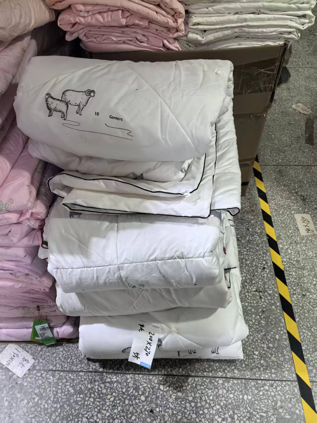 《厚广家》3楼200×230白色带花纹化纤100%羊毛被 发1张4斤