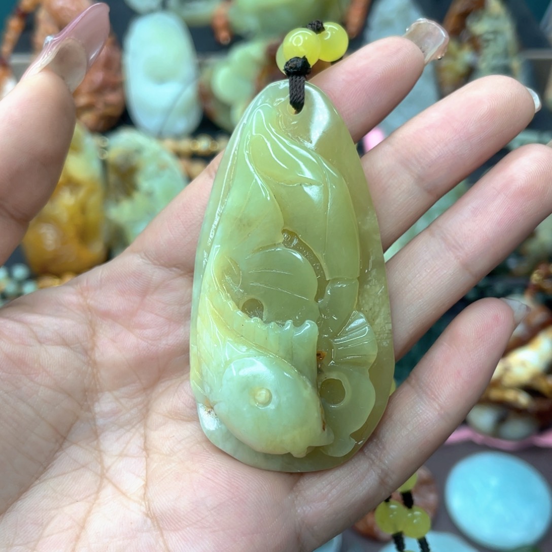 蛇纹石玉颈饰未镶嵌