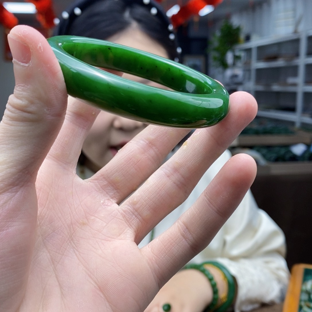 和田玉手镯未镶嵌梅*姐