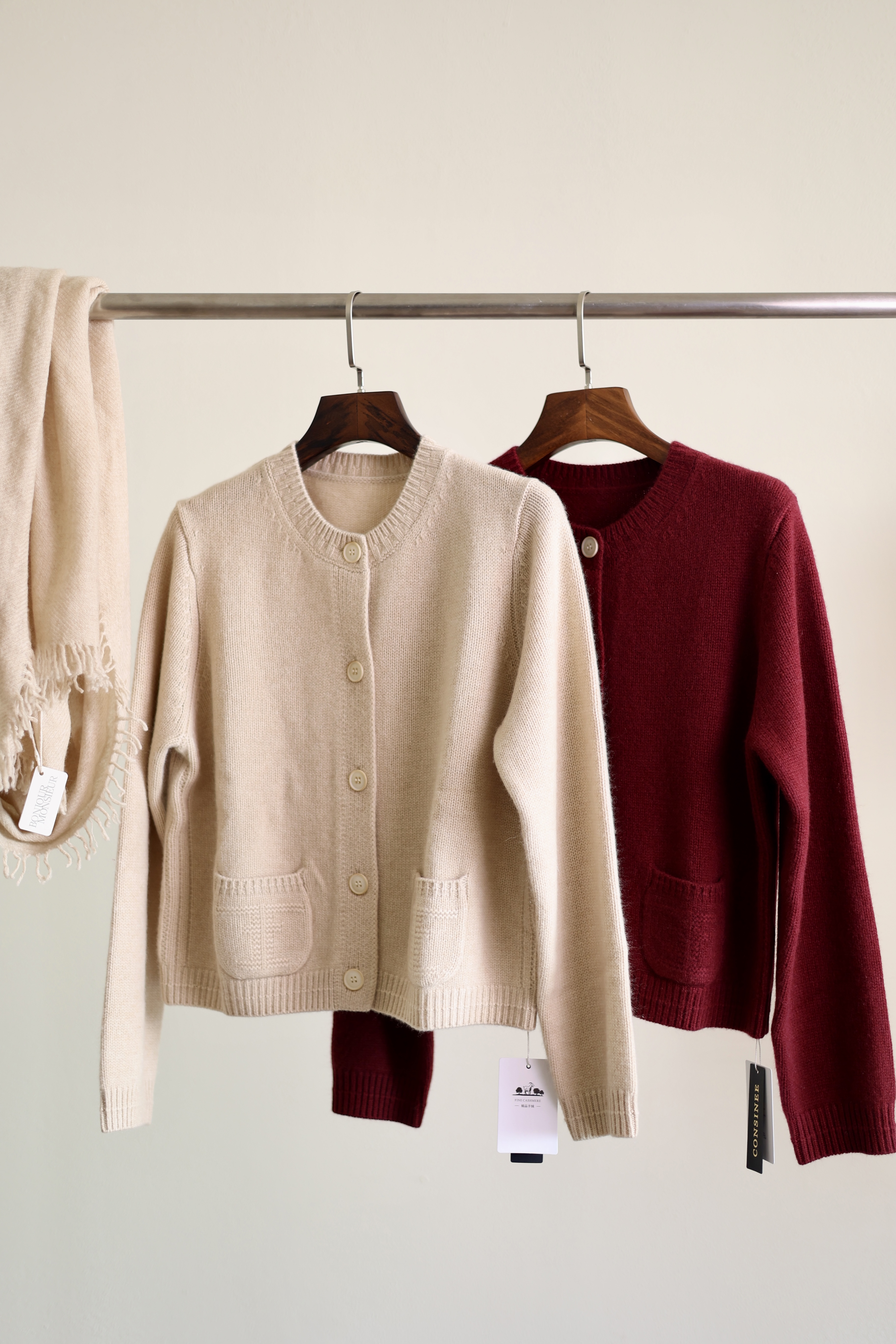 见暖-潮牌时尚短款休闲简约纯色羊绒扣子开衫秋冬外套