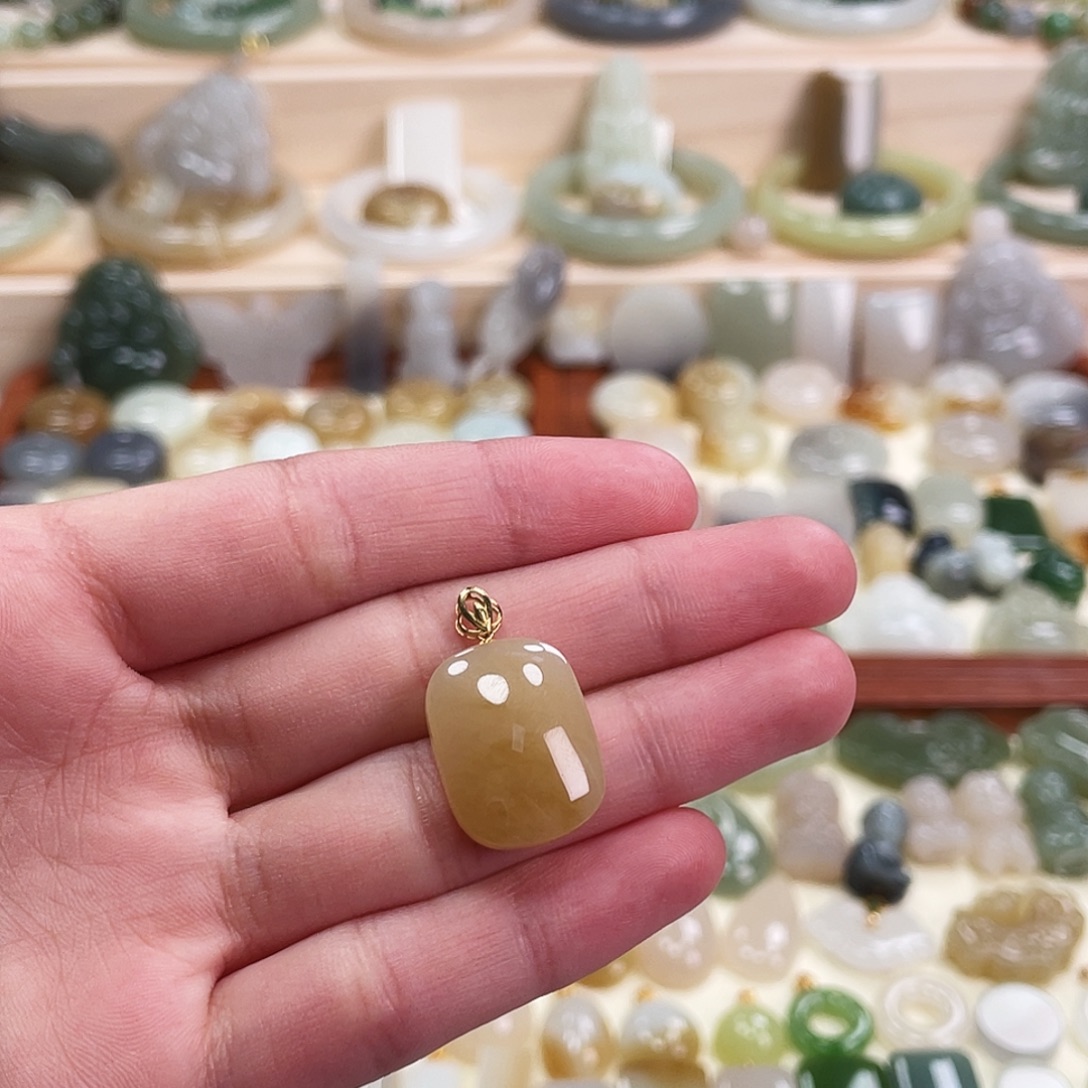 朵***麻和田玉18K金镶嵌吊坠(不含链)