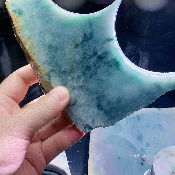 翡翠未镶嵌颈饰毛料