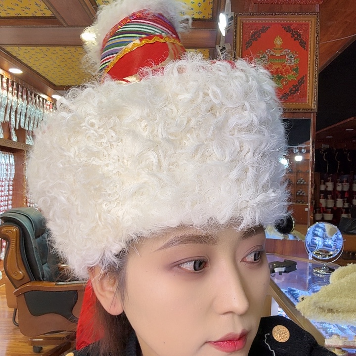 足银玻璃羊羔皮帽子