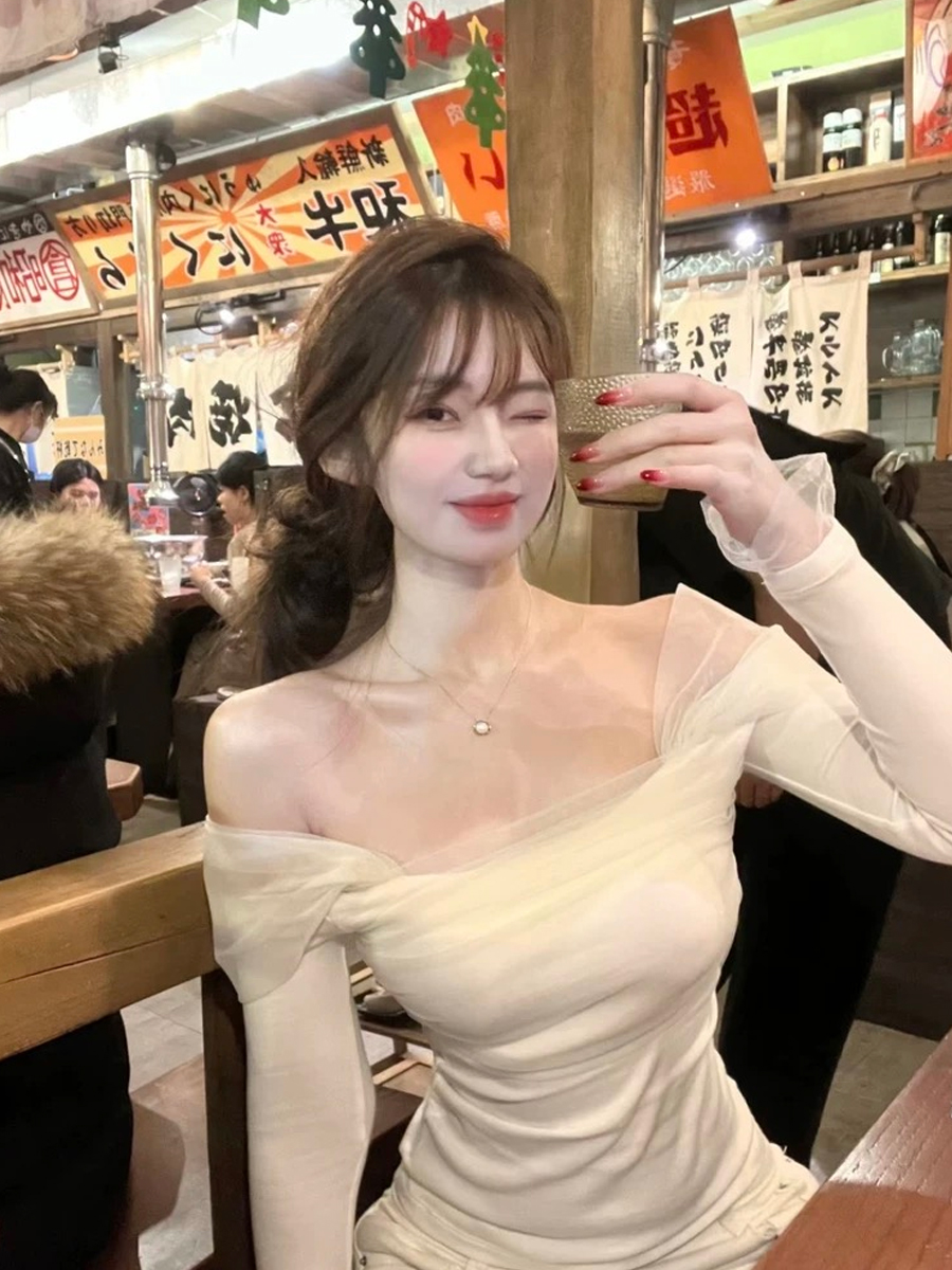 纯欲辣妹镂空性感网纱拼接长袖一字肩T恤女秋冬修身显瘦百搭上衣