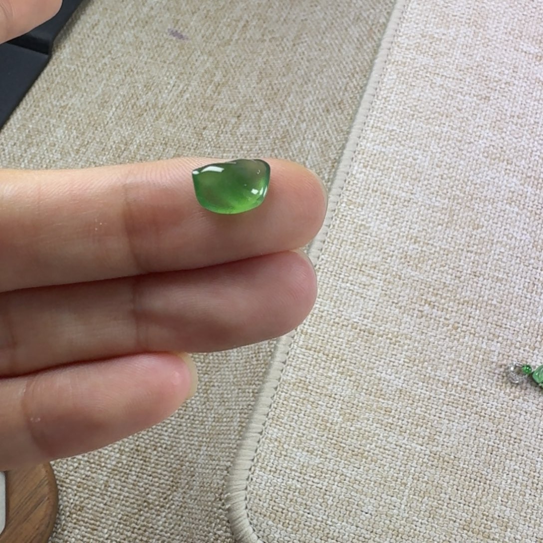 翡翠未镶嵌颈饰随行