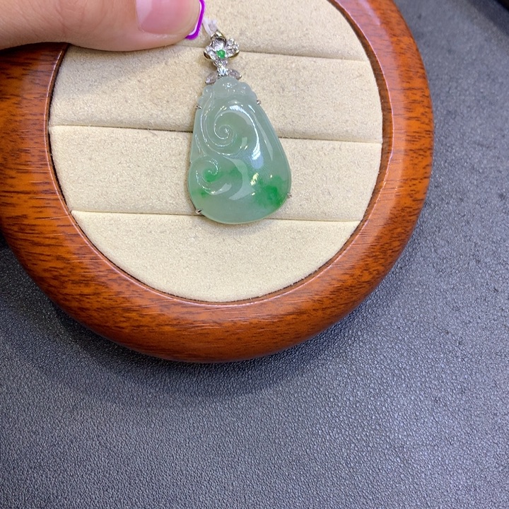 翡翠18K金镶嵌颈饰翡翠