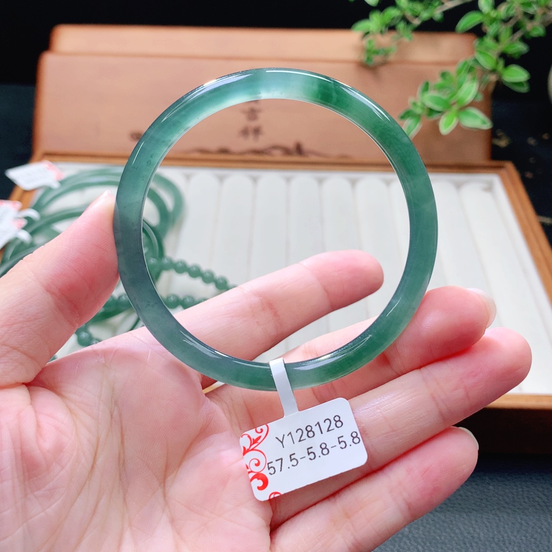 翡翠未镶嵌手镯（圆镯）