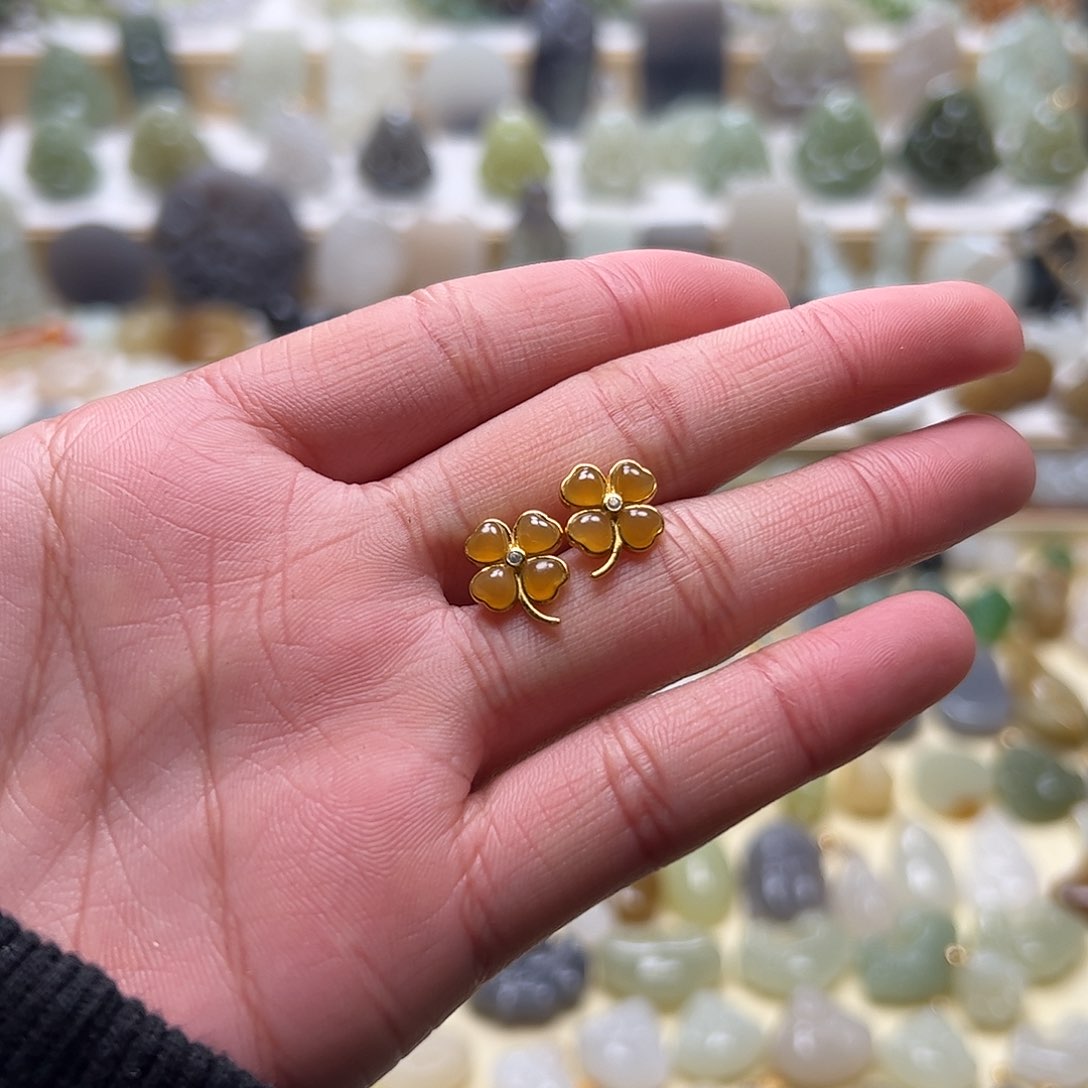 和田玉（糖玉）耳钉银S925镶嵌