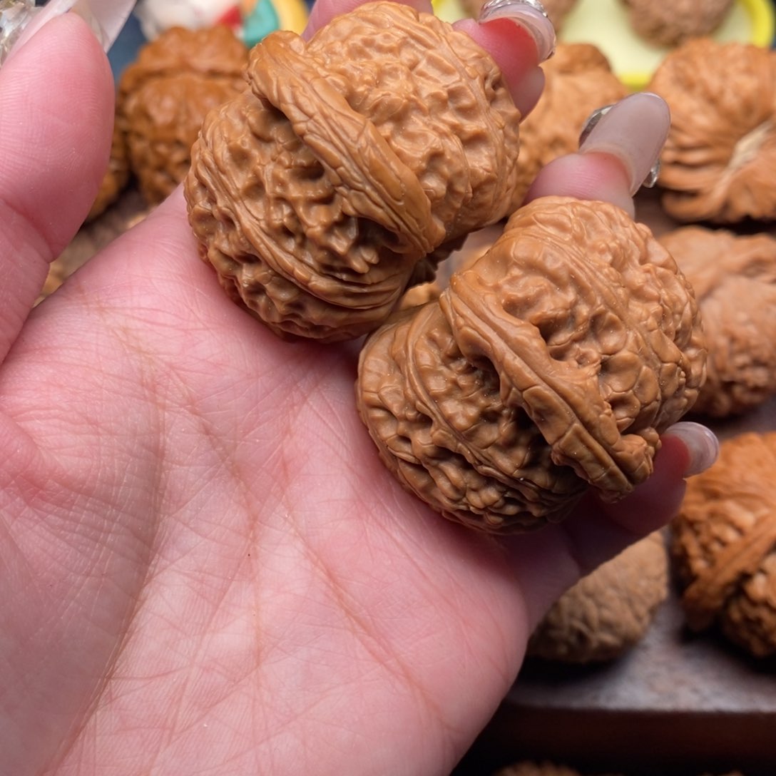 文玩核桃把件粗棱球白红皮42.5