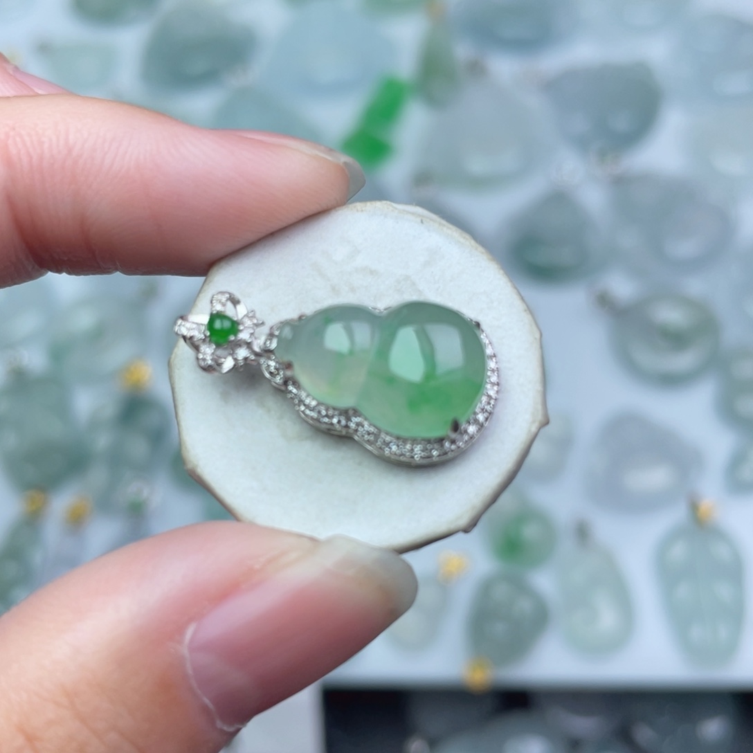 翡翠18K金镶嵌颈饰