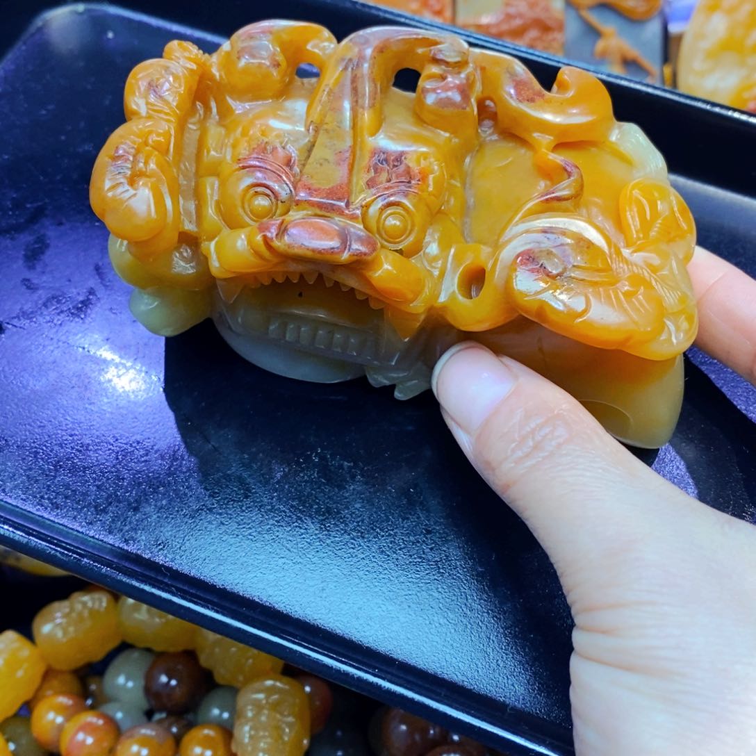 未镶嵌石英质玉（黄龙玉）颈饰