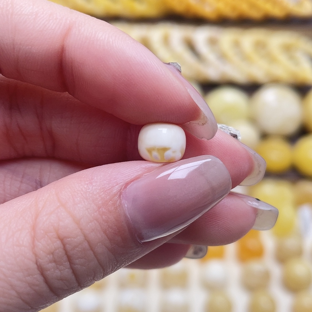 琥珀未镶嵌裸石8.2*6.9mm老型瑕