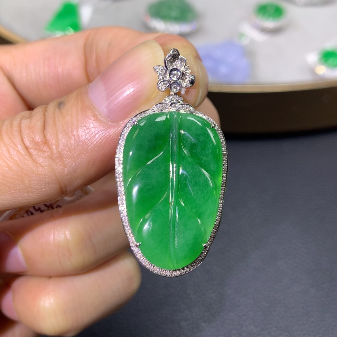 翡翠颈饰18K金镶嵌翡翠