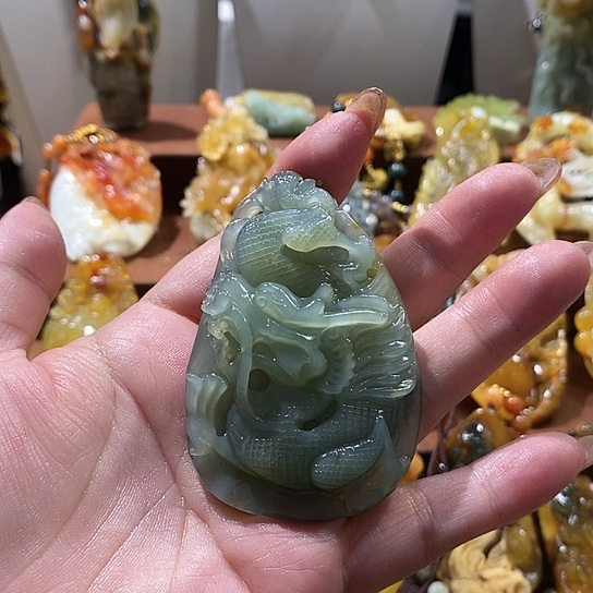 蛇纹石玉未镶嵌颈饰