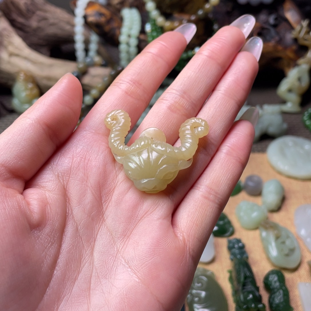 和田玉未镶嵌套链糖牛头