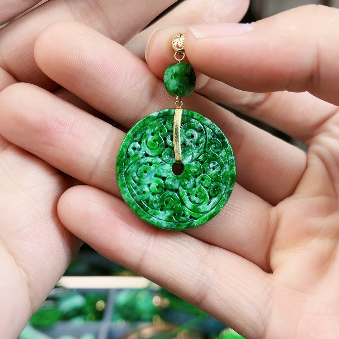 翡翠颈饰18K金镶嵌吊坠多样性