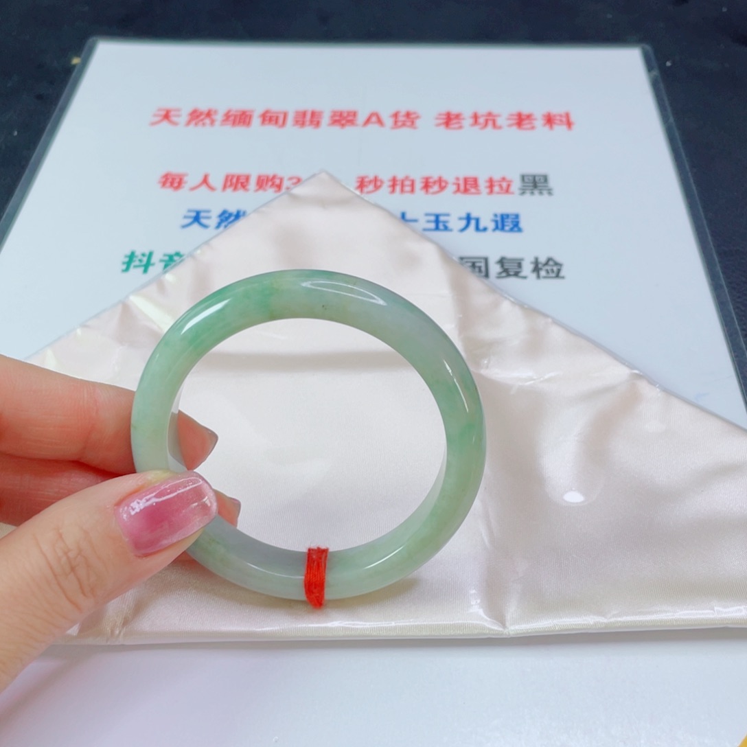 翡翠手镯未镶嵌小***蹈天然
