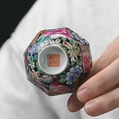 D墨地粉彩百花不露地纹八方杯