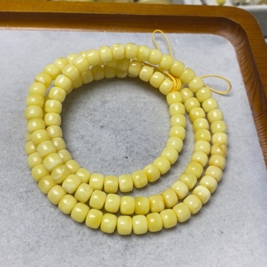 蜜蜡裸石未镶嵌串