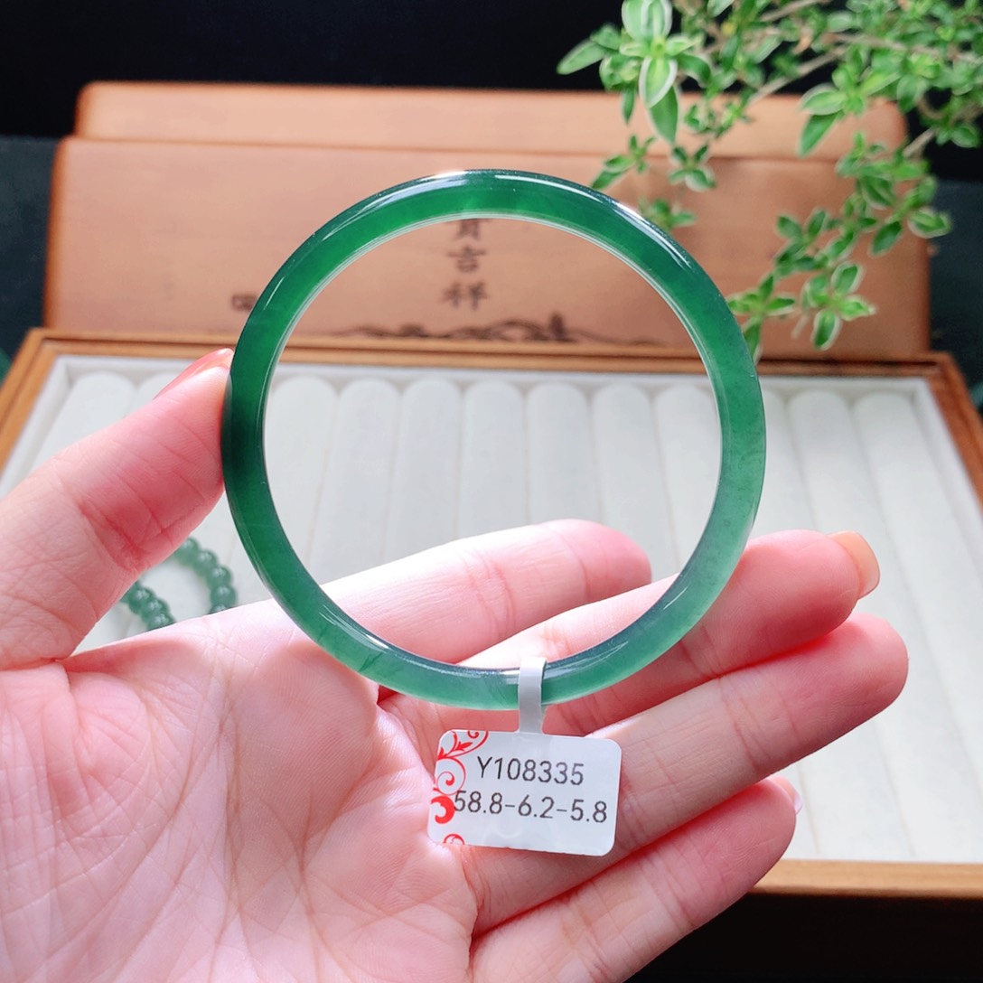 未镶嵌手镯（圆镯）翡翠