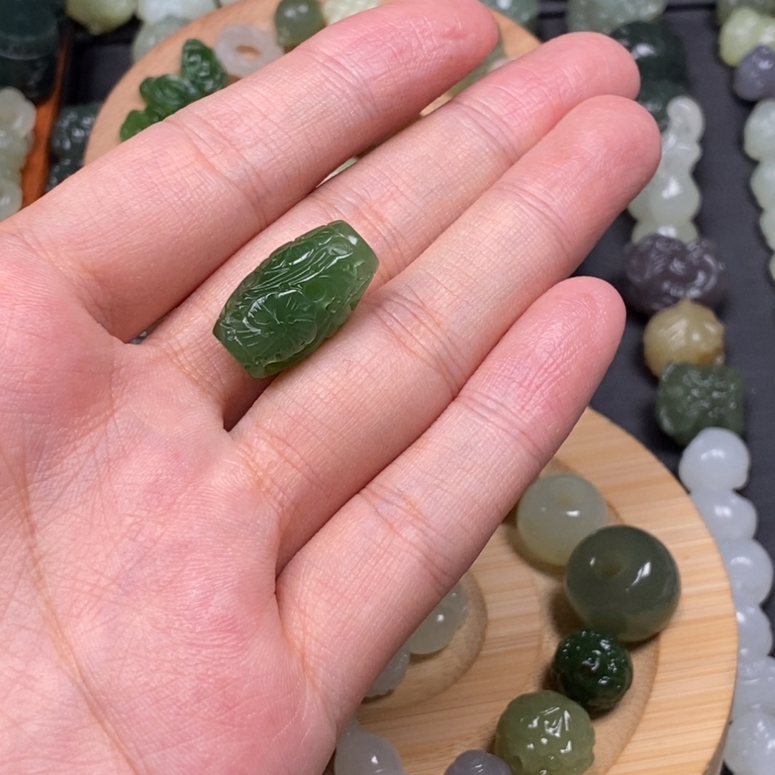 苏***儿和田玉未镶嵌颈饰