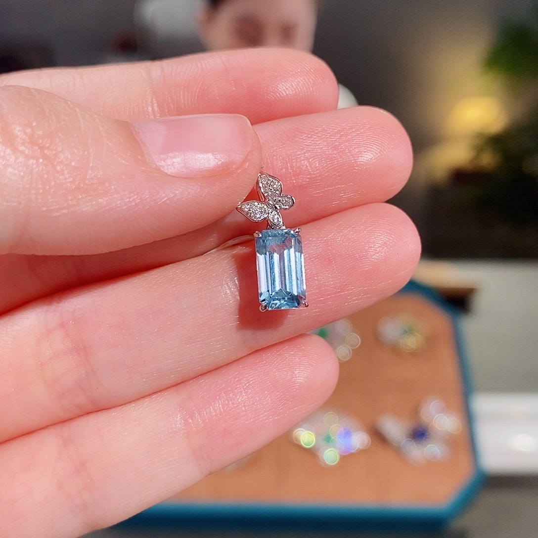 18K金镶嵌戒圈海蓝宝石1.75ct