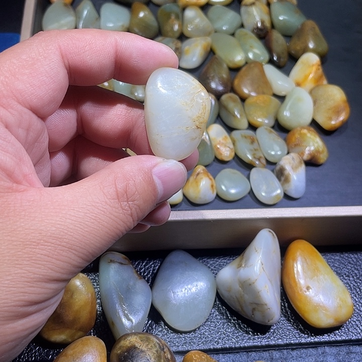 用***人和田玉未镶嵌颈饰