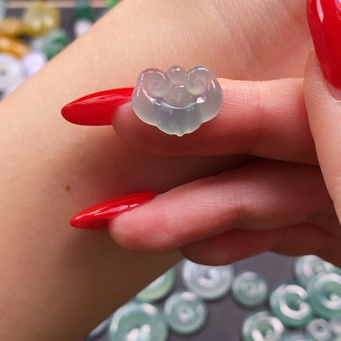 昵***置翡翠未镶嵌颈饰如意锁