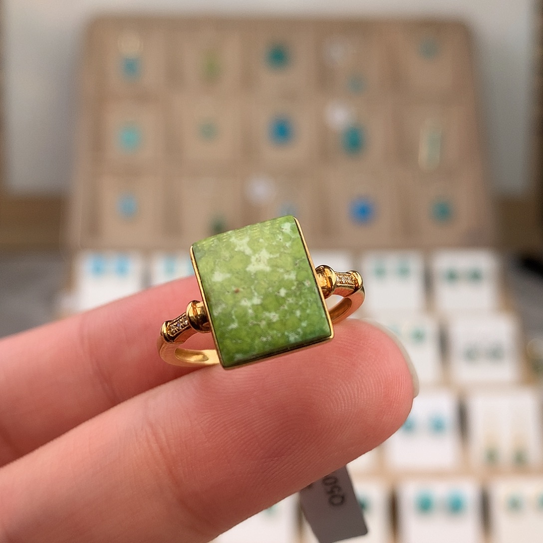 绿松石18K金镶嵌戒指