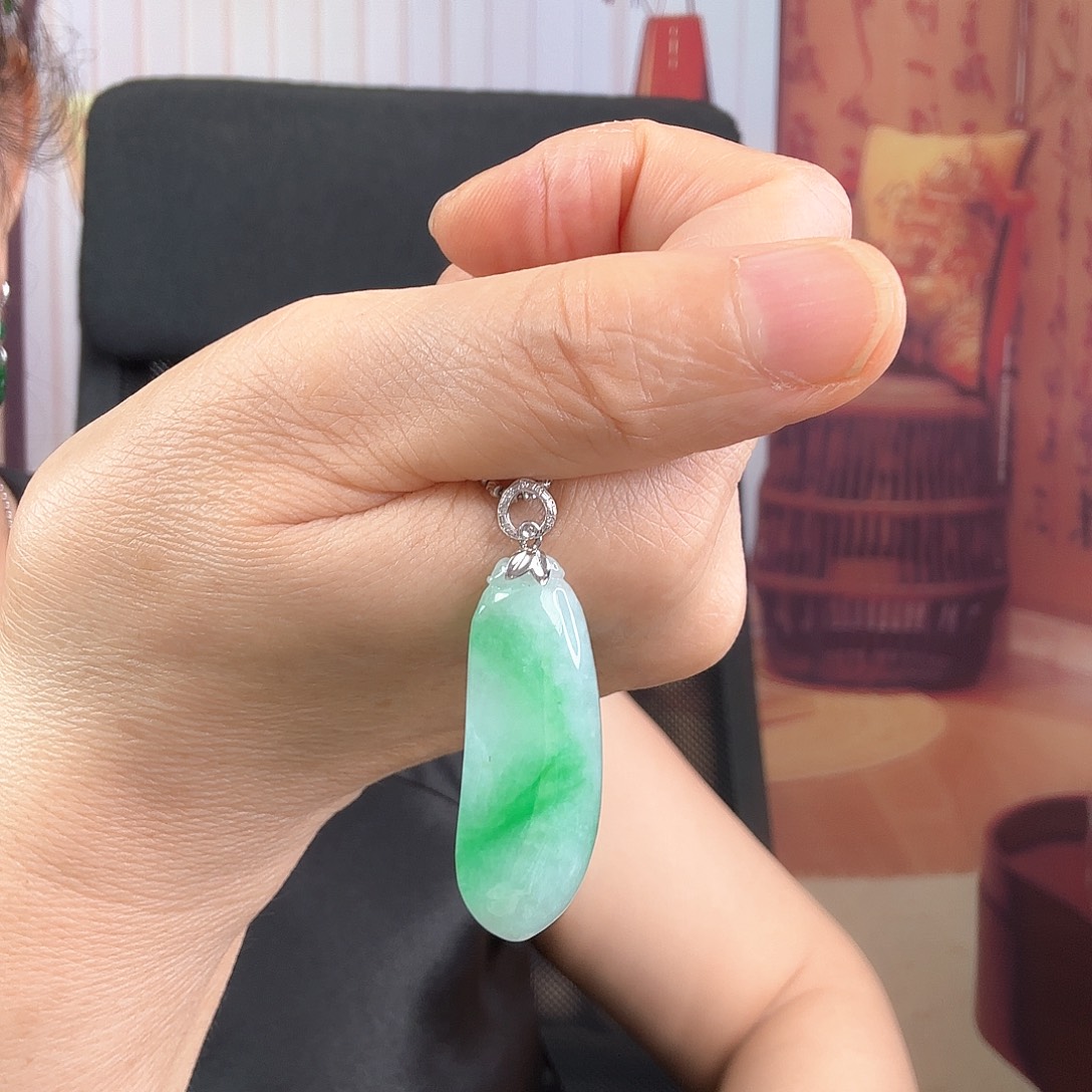 翡翠18K金镶嵌颈饰福瓜