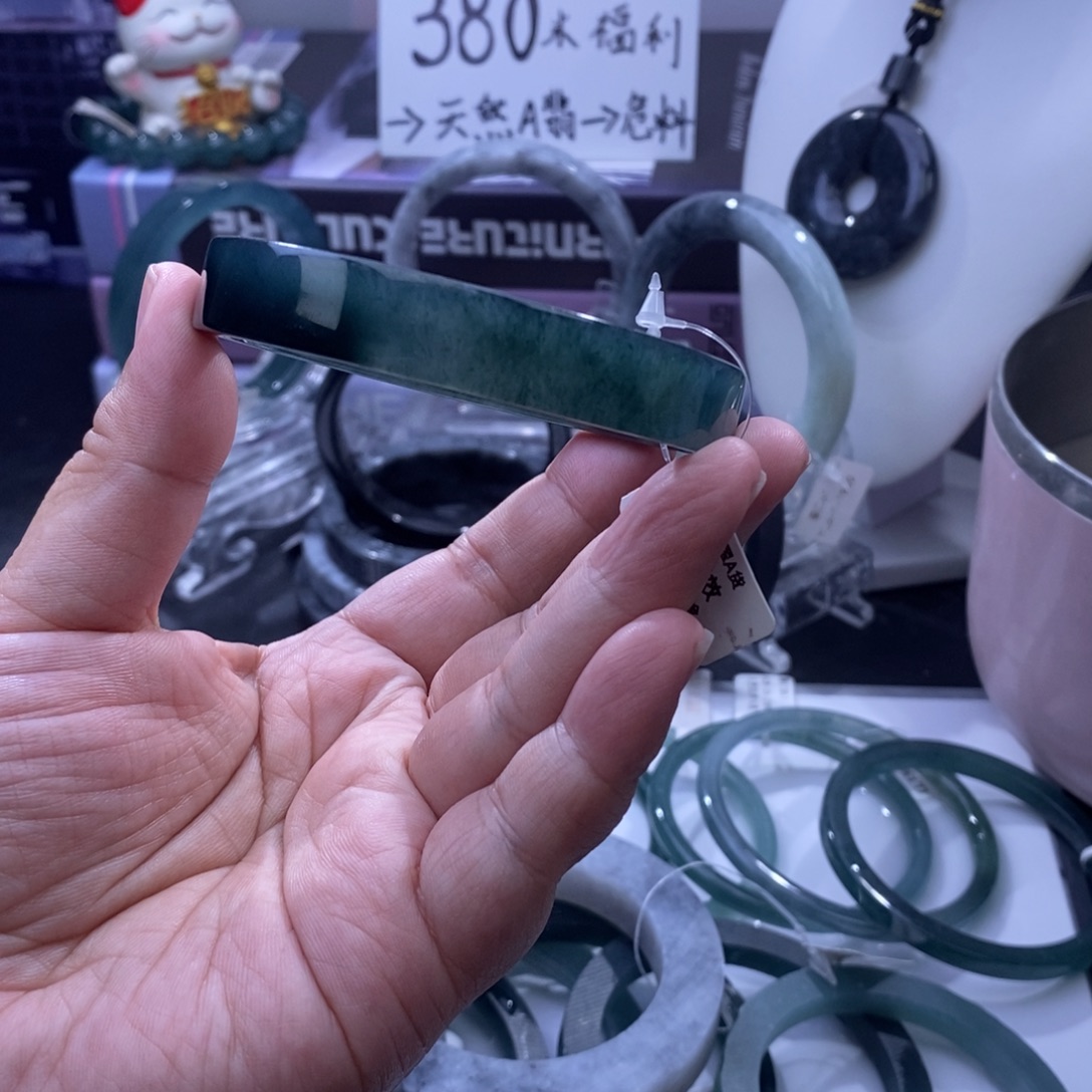 翡翠未镶嵌手镯湖水蓝绿