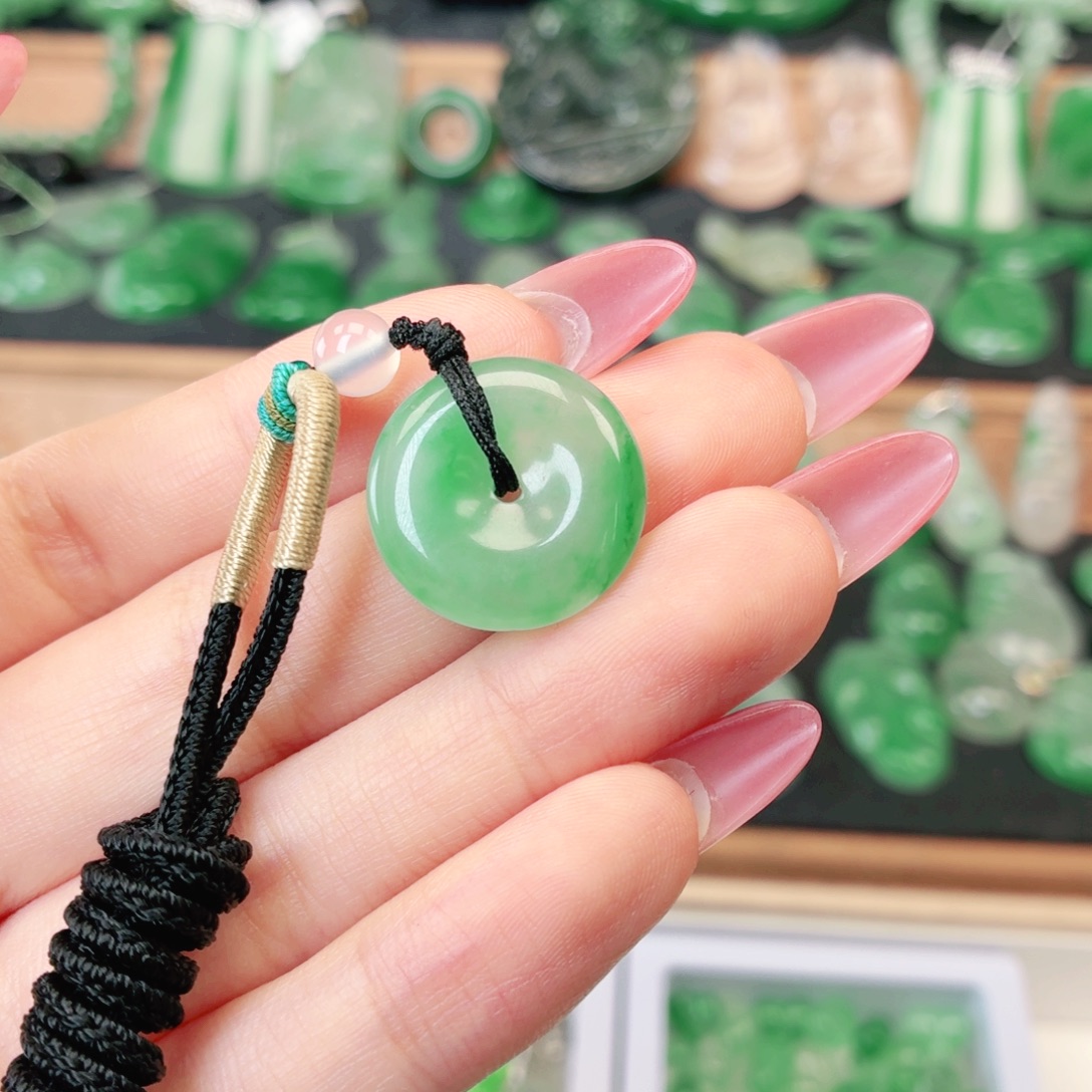 颈饰未镶嵌石英质玉（非洲翠）