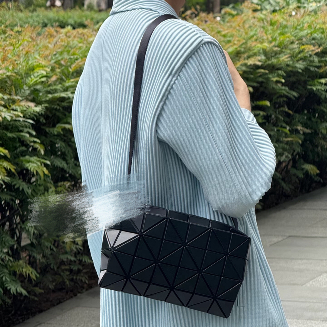 99新 Issey Miyake/三宅一生 99新-几何包单肩斜挎包