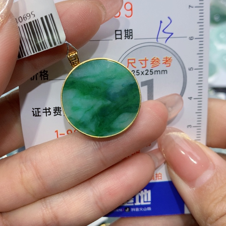 翡翠颈饰18K金镶嵌三*圆牌