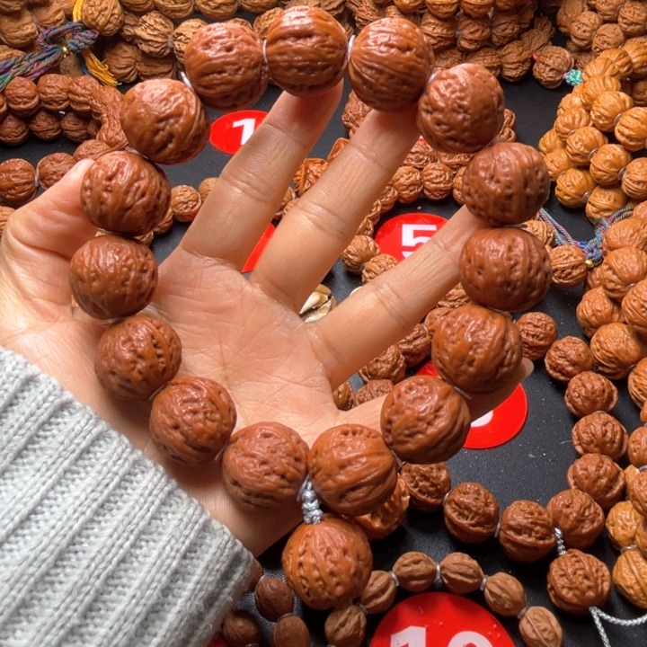 文玩核桃吊坠绣球