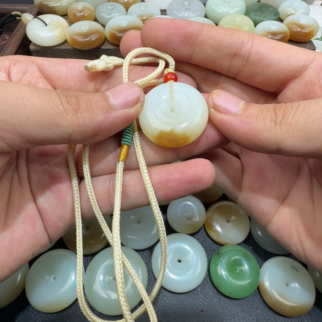 叫****和田玉（糖玉）未镶嵌颈饰