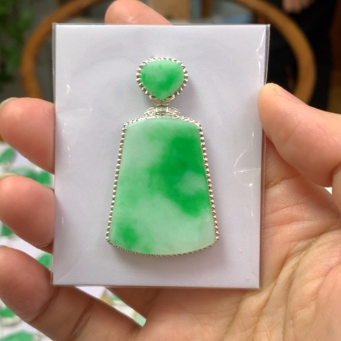 翡翠18K金镶嵌颈饰翡翠首饰